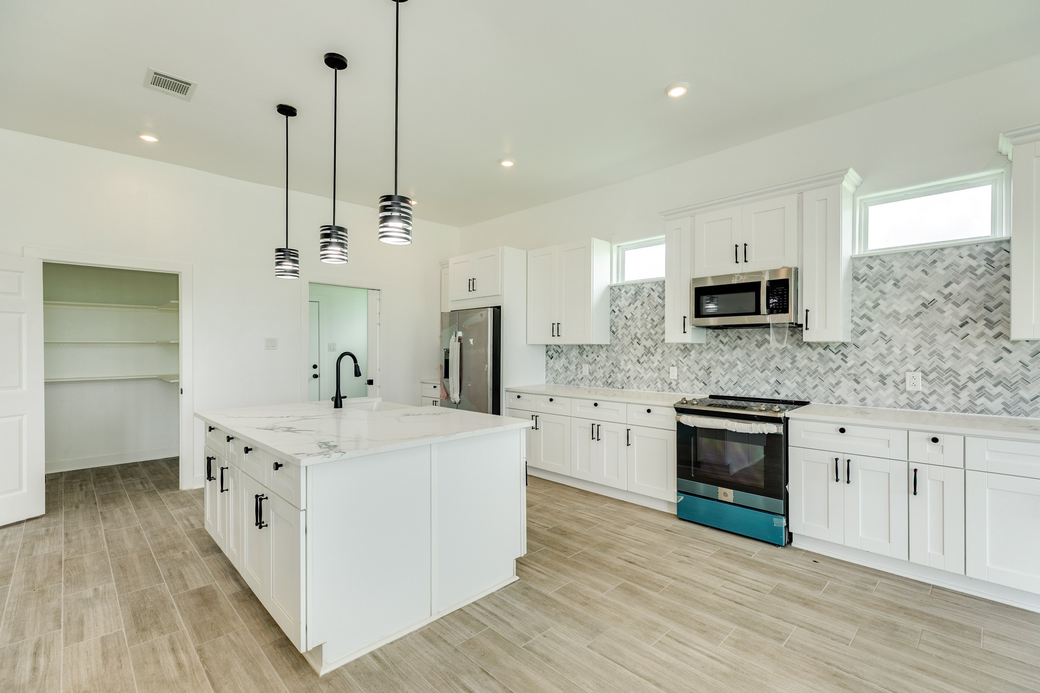 302 Colt Trail Angleton, TX 77515 - Photo 15 of 38