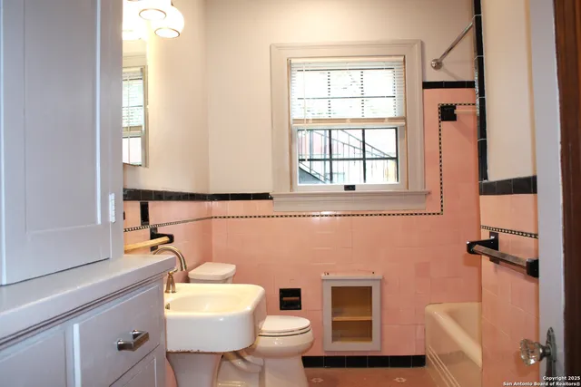 $2,000 | 331 West Elsmere Place, Unit 101, San Antonio, TX 78212