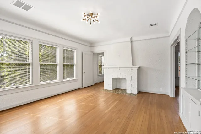 $2,000 | 331 West Elsmere Place, Unit 101, San Antonio, TX 78212