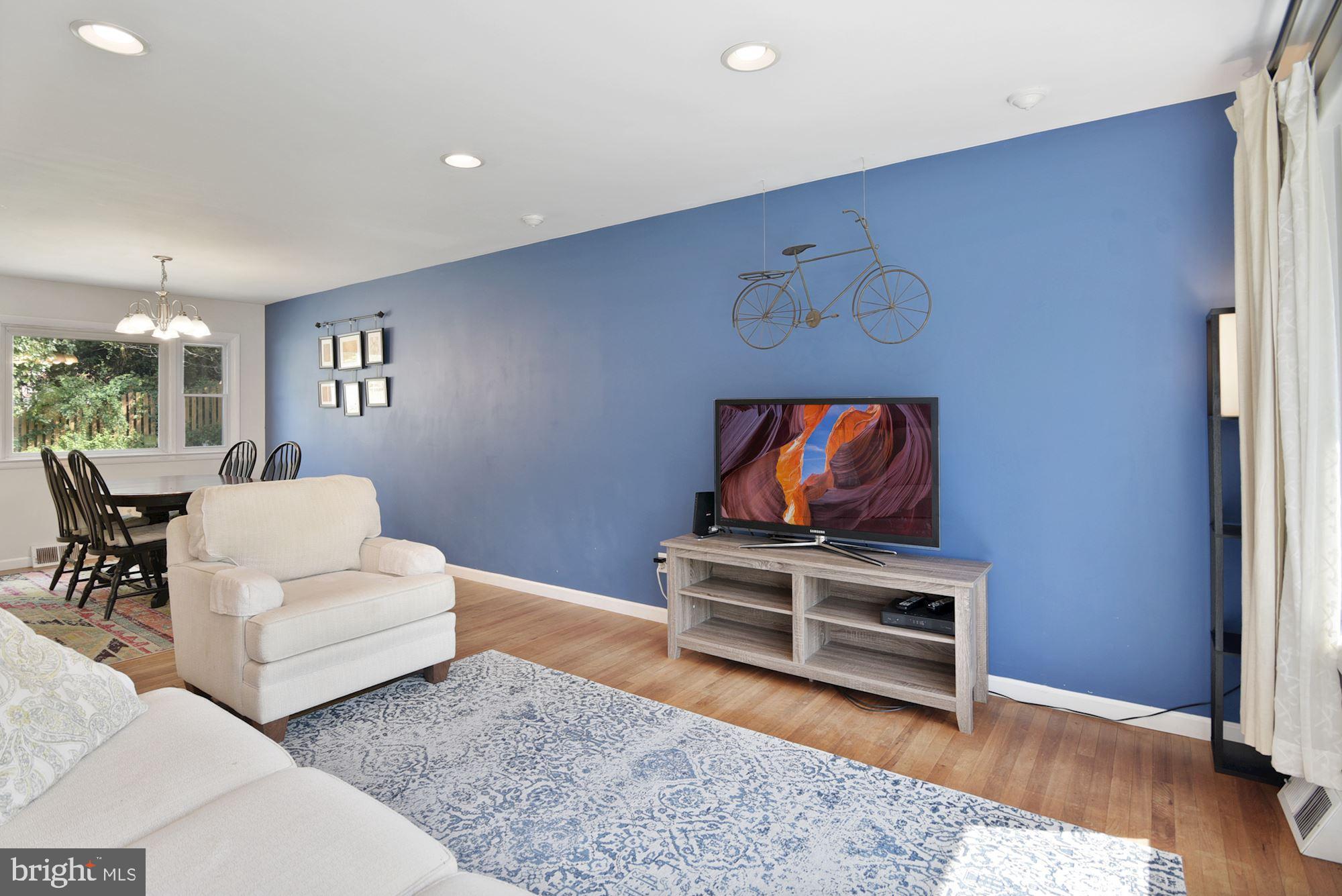 1908 Logwind Road Catonsville, MD 21228 - Photo 5 of 32 Living Room