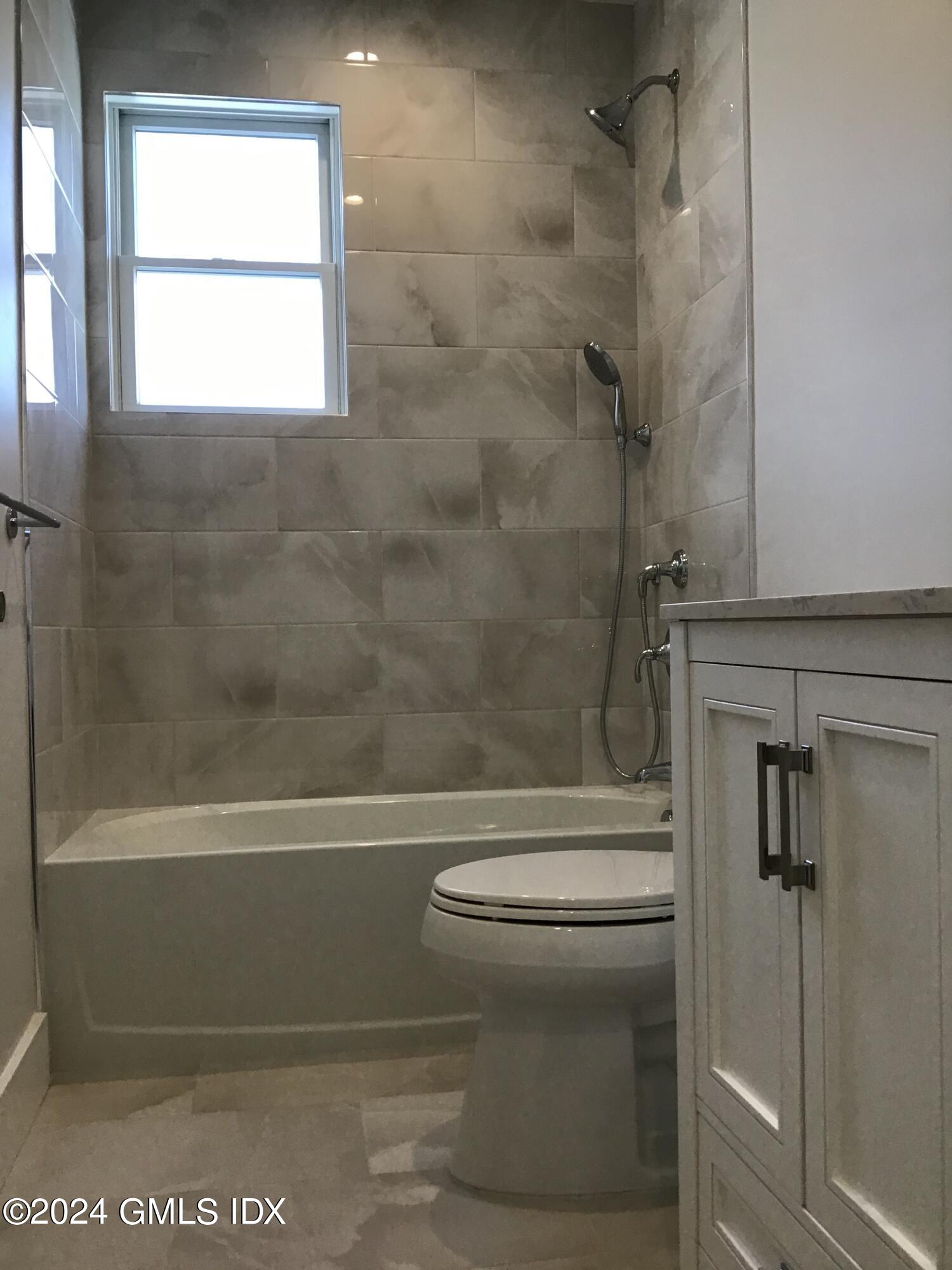 54 Greenwich Avenue, Unit 3 Greenwich, CT 06830 - Photo 13 of 30 a bathroom with a toilet and a bathtub