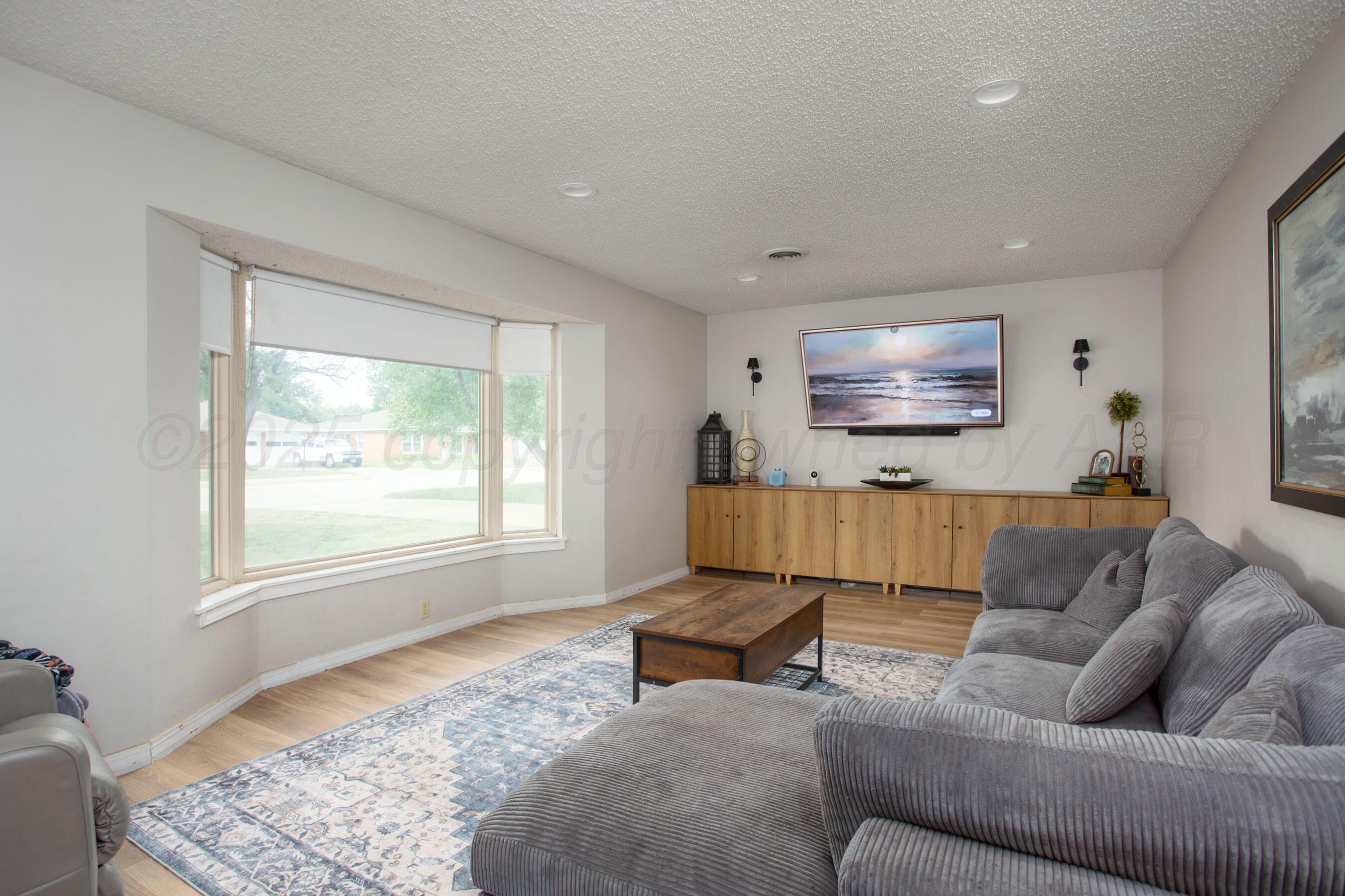 6010 Calumet Road Amarillo, TX 79106 - Photo 6 of 27 Livingroom