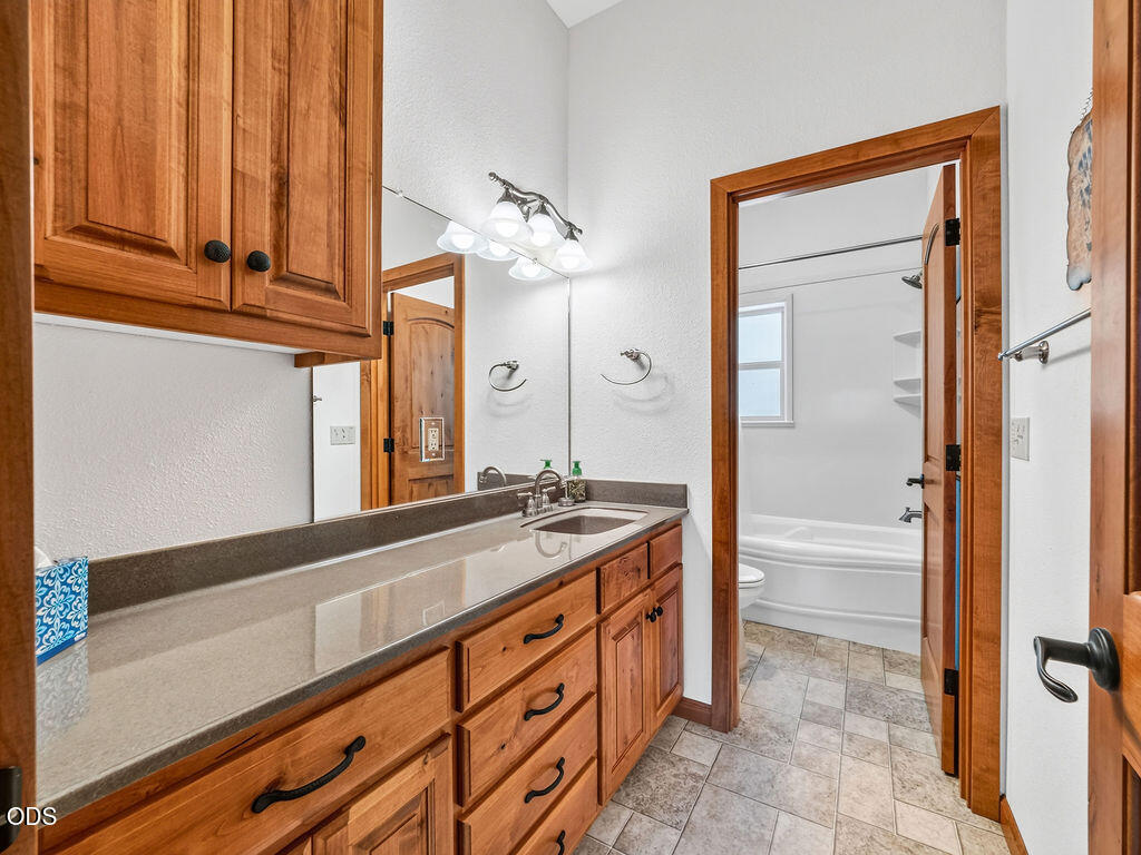 27458 Rocky Point Road Klamath Falls, OR 97601 - Photo 18 of 33