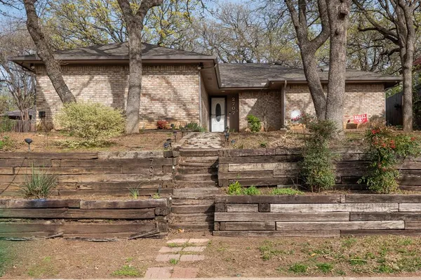 $2,300 | 2707 Woodshire Drive, Arlington, TX 76016