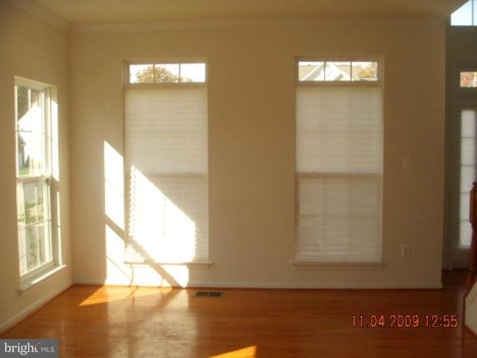2801 Tree View Way Fort Washington, MD 20744 - Photo 4 of 18 Living Room