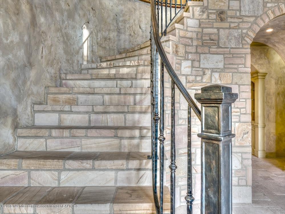 1407 Ranch Drive Senatobia, MS 38668 - Photo 10 of 65 Stairway