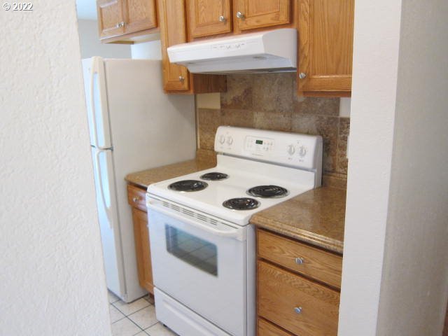 17354 Southwest Merlo Road Beaverton, OR 97003 - Photo 20 of 32 a utility room with dryer and washer