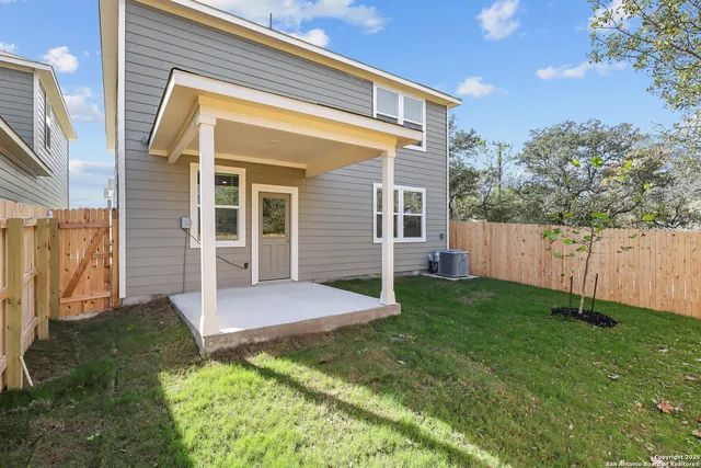 a view of a house with backyard