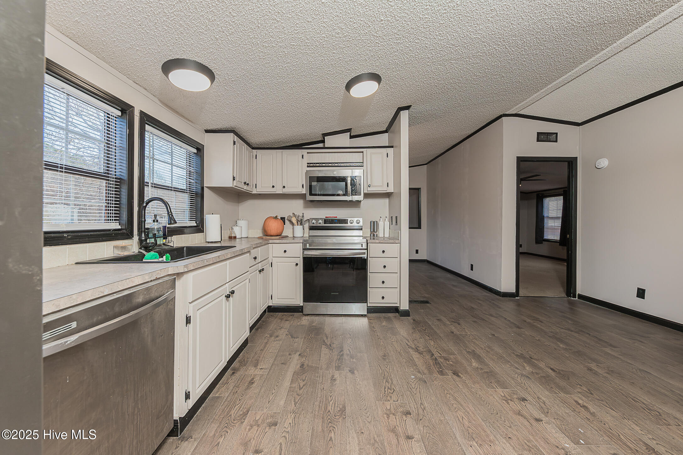 607 Maynard Boulevard Jacksonville, NC 28546 - Photo 19 of 66 19KITCHEN