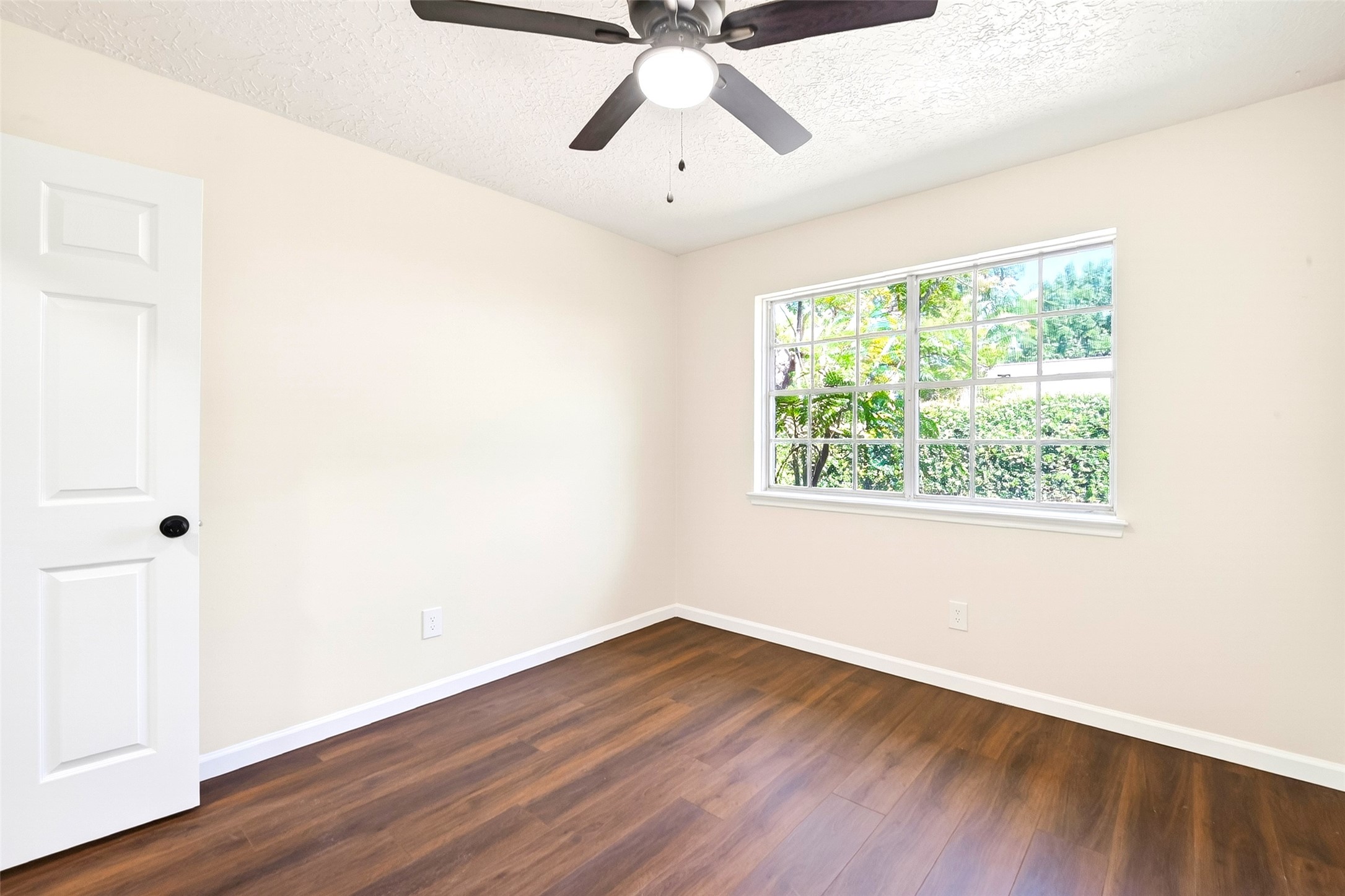 15207 Pleasant Valley Road Houston, TX 77062 - Photo 23 of 40 2nd Bedroom