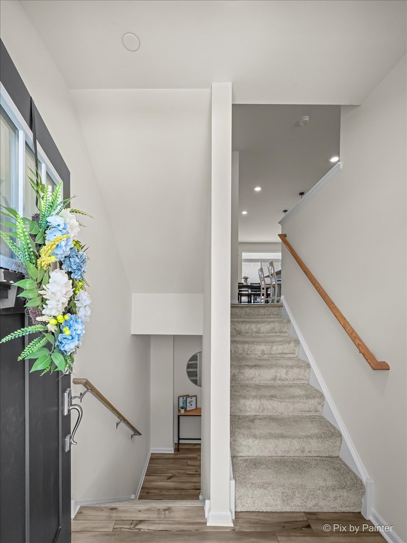 1623 BENTZ Way Batavia, IL 60510 - Photo 10 of 29 a view of entryway and hall