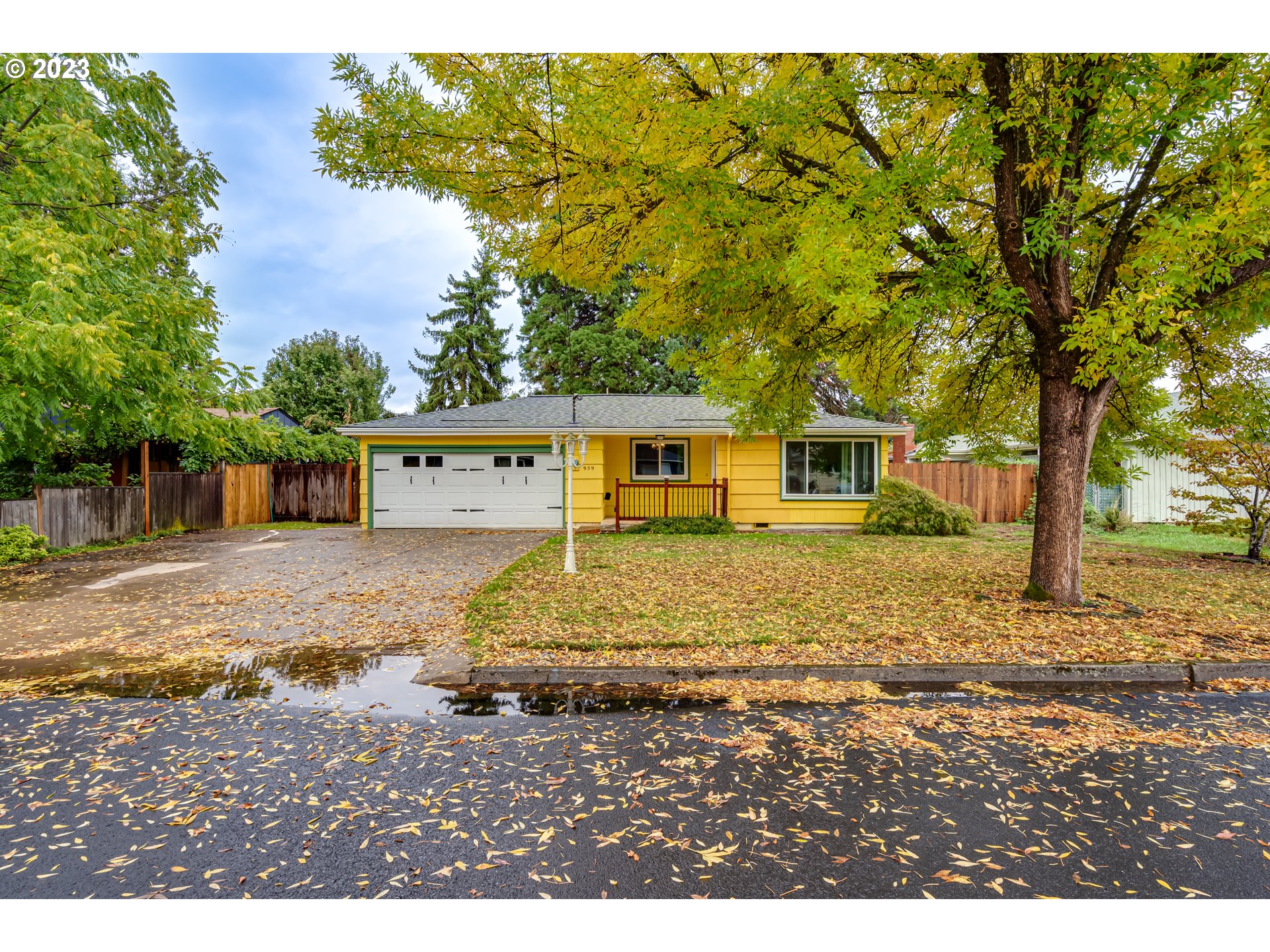 a view of a house with a yard