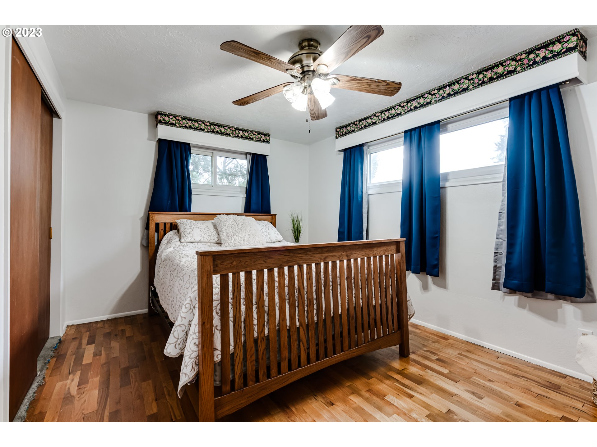 959 Laurelhurst Drive Eugene, OR 97402 - Photo 16 of 30 a bed room with a bed and a window
