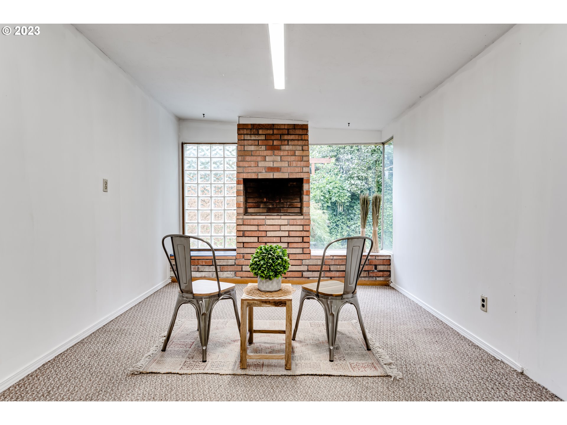 959 Laurelhurst Drive Eugene, OR 97402 - Photo 23 of 30 a view of a dining room with furniture window and outside view