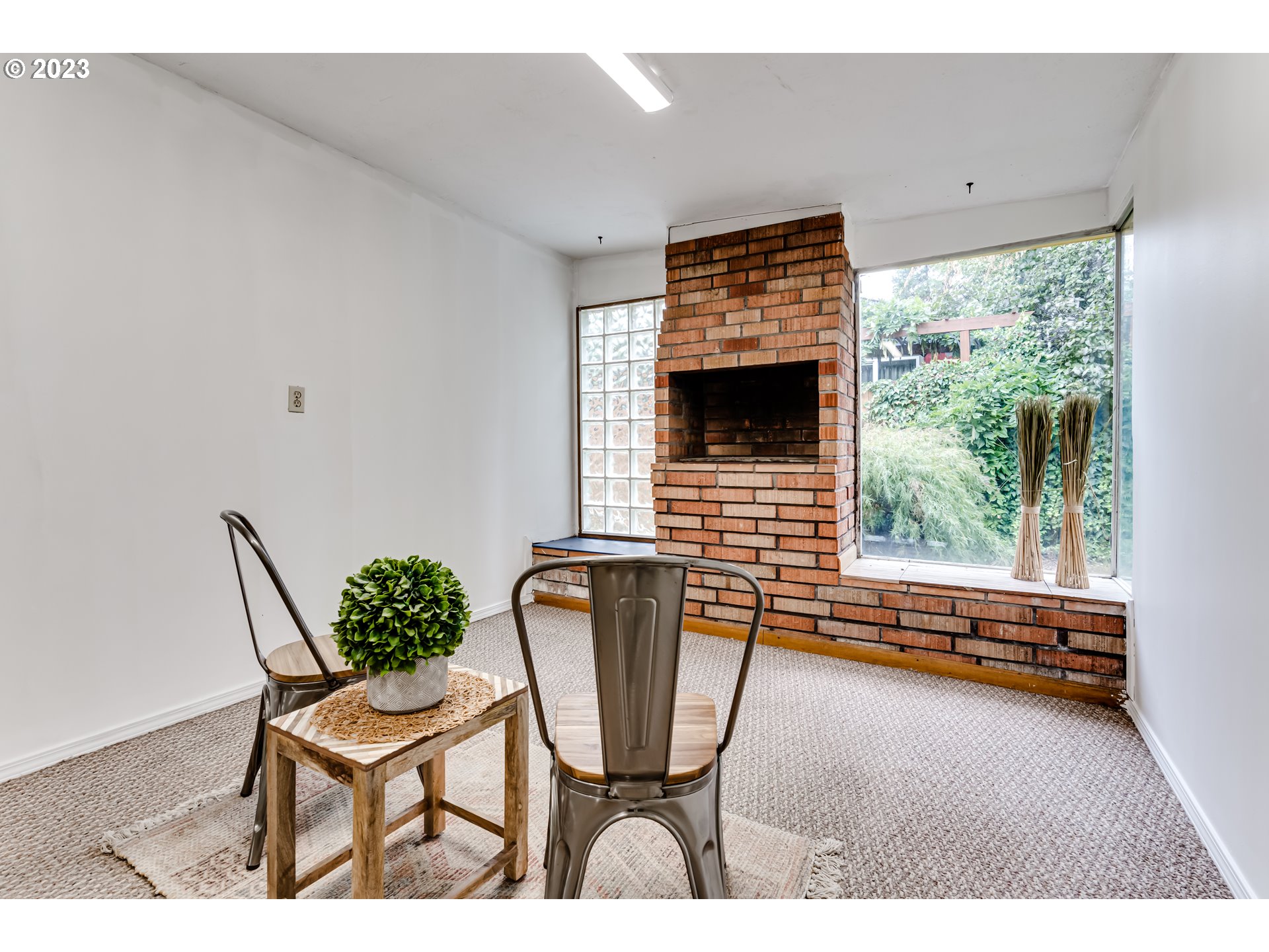 959 Laurelhurst Drive Eugene, OR 97402 - Photo 24 of 30 a view of a room with furniture and a window