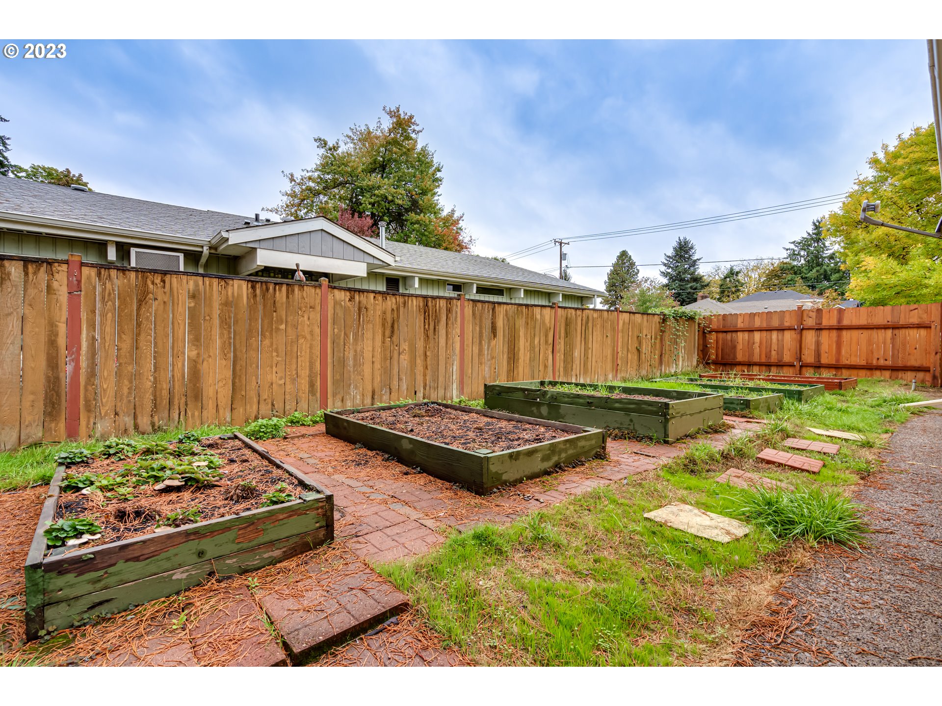959 Laurelhurst Drive Eugene, OR 97402 - Photo 29 of 30 a view of a backyard with plants