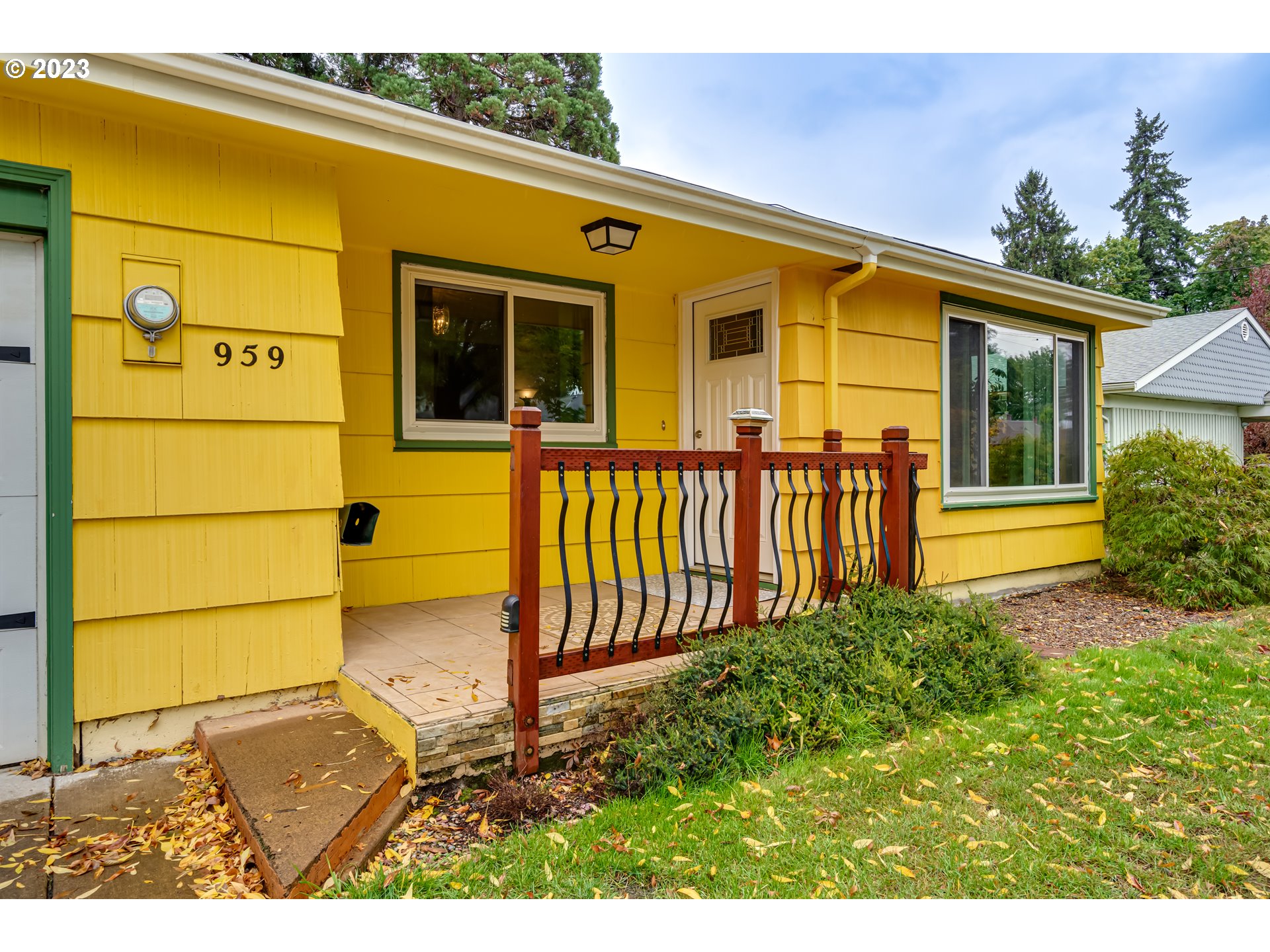 959 Laurelhurst Drive Eugene, OR 97402 - Photo 3 of 30 a front view of a house with a garden