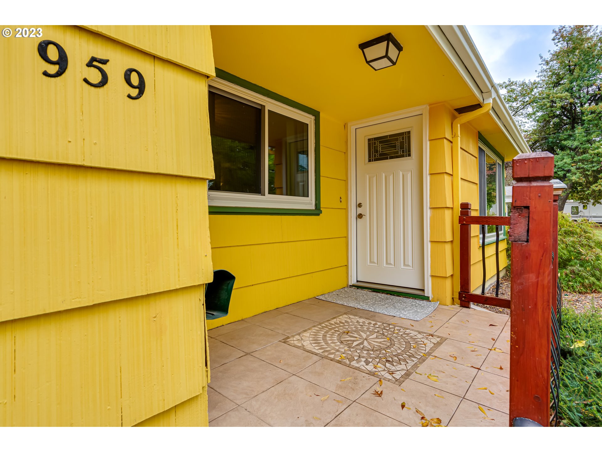 959 Laurelhurst Drive Eugene, OR 97402 - Photo 4 of 30 a view of front door of house
