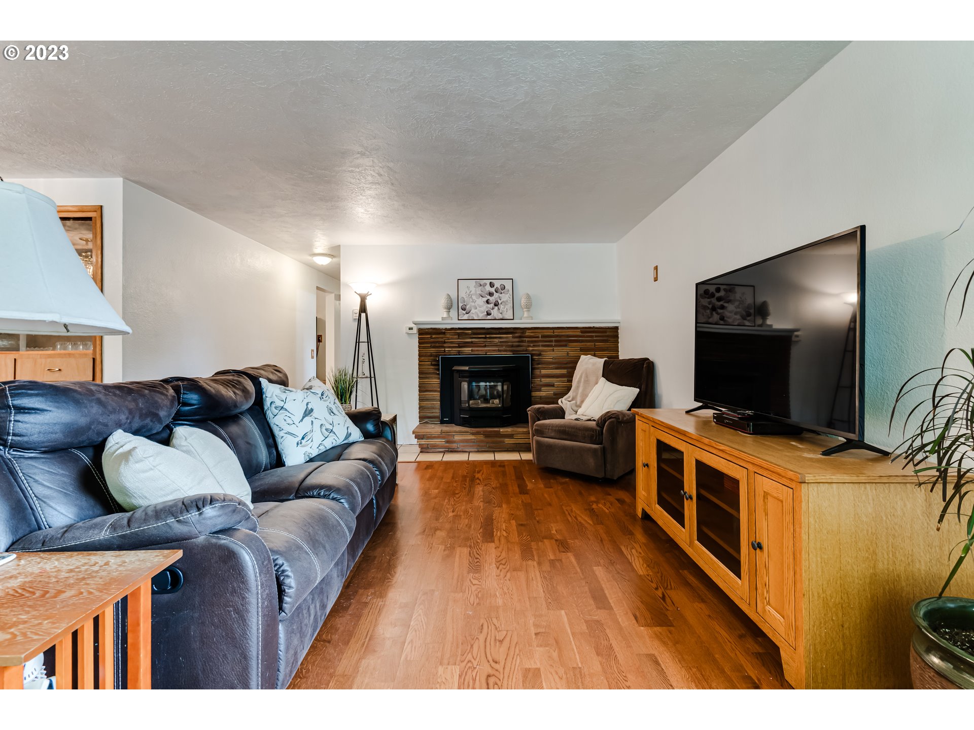 959 Laurelhurst Drive Eugene, OR 97402 - Photo 8 of 30 a living room with furniture and a flat screen tv