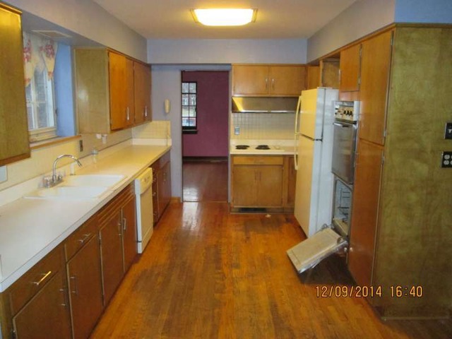 315 Selborne Road Riverside, IL 60546 - Photo 6 of 22 a bathroom with a sink a mirror and a bathtub