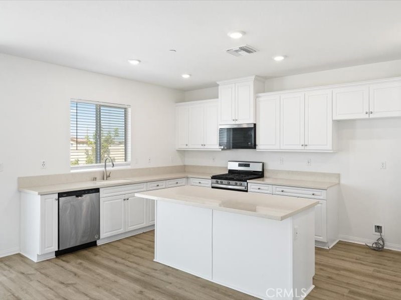 7561 Baerss Road Riverside, CA 92507 - Photo 12 of 34 KITCHEN ISLAND/ COUNTERS