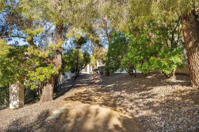 $650,000 | 2107 Eaglepath Circle, Henderson, NV 89074