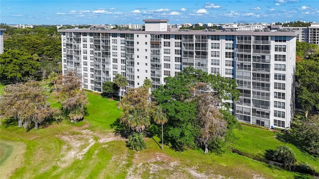 $2,000 | 605 Oaks Drive, Unit 405, Pompano Beach, FL 33069