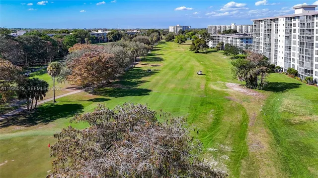 $2,000 | 605 Oaks Drive, Unit 405, Pompano Beach, FL 33069