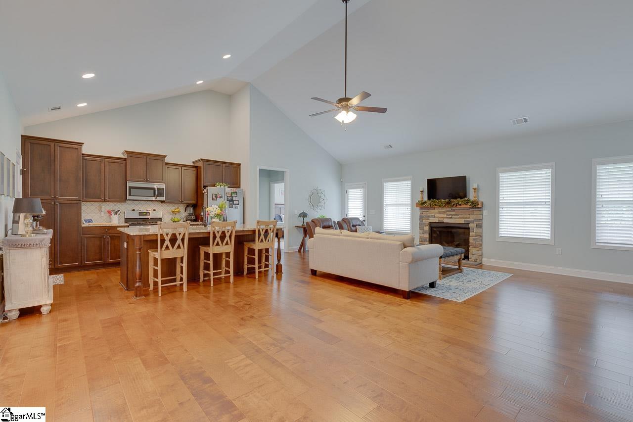 205 Cedar Knl Way Greer, SC 29651 - Photo 8 of 36