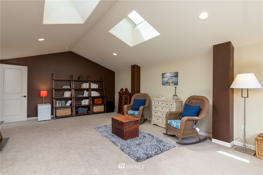 5556 Northeast 17th Street Renton, WA 98059 - Photo 34 of 40 Gallery Image 34
