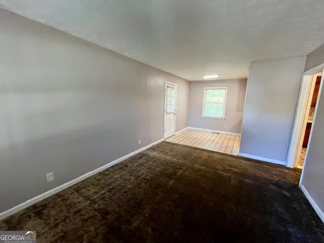 a view of empty room with window