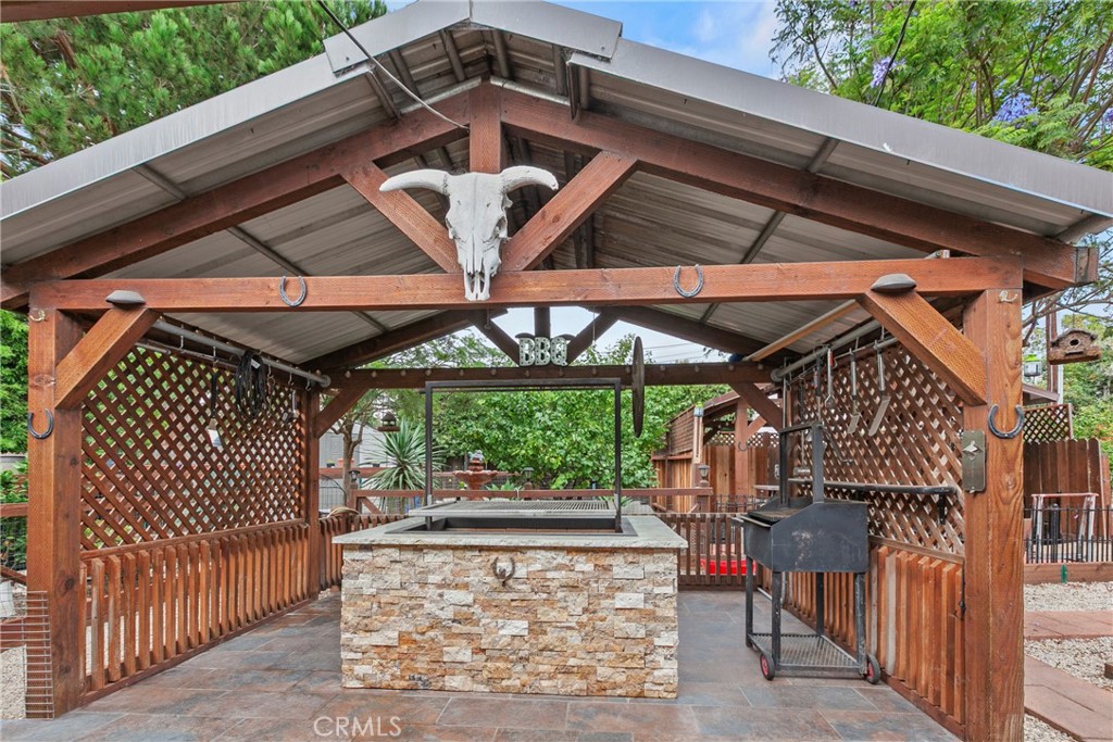 245 Walnut Street Arroyo Grande, CA 93420 - Photo 22 of 34 a view of a patio with table and chairs