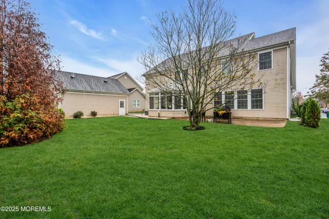 a view of a house with backyard and garden