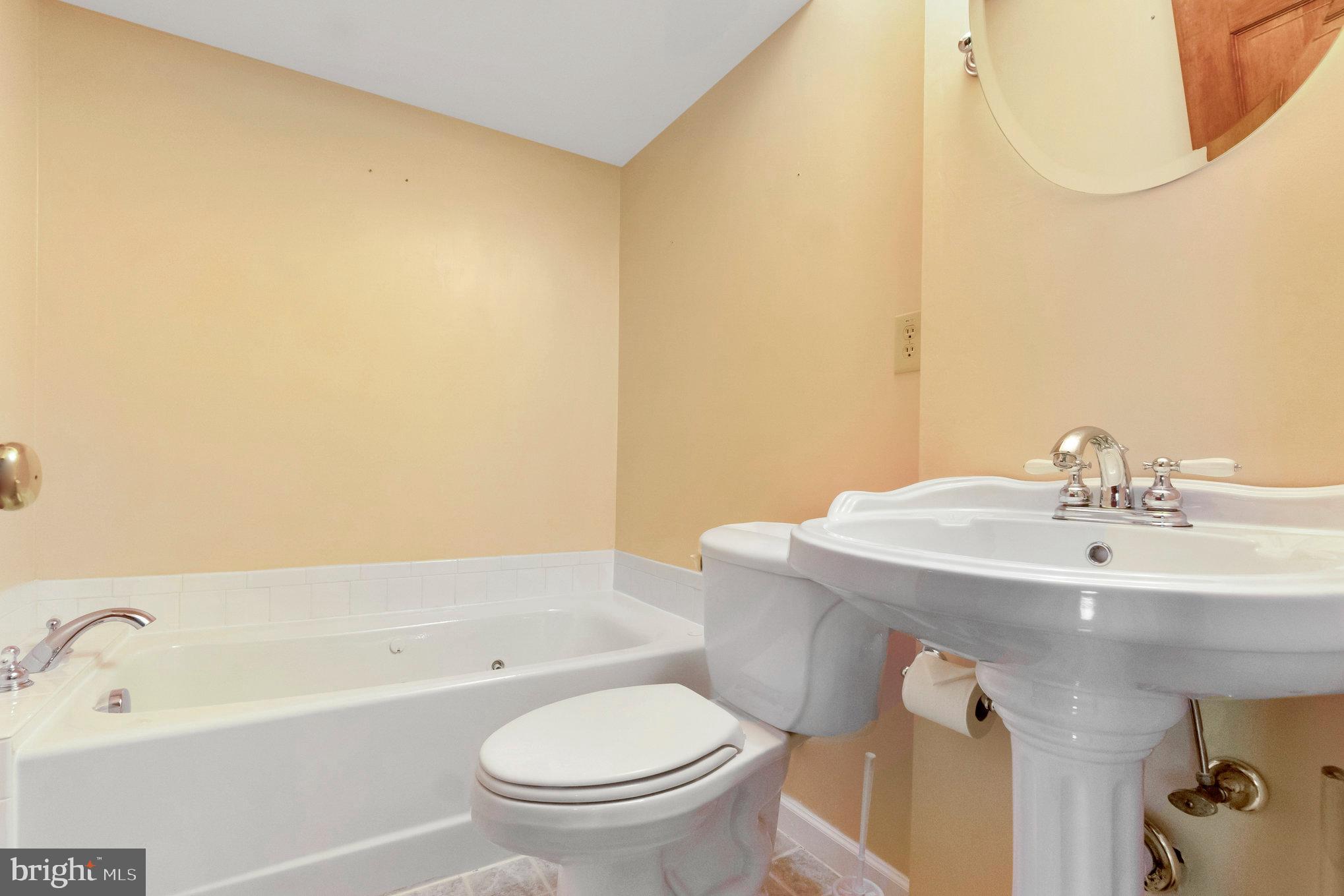 13428 Fieldstone Way Gainesville, VA 20155 - Photo 27 of 46 a bathroom with a sink a toilet and bathtub