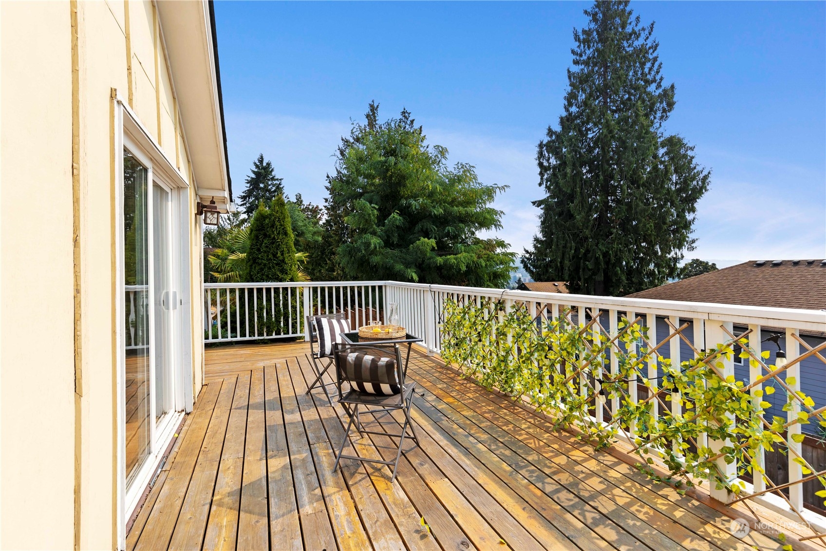 313 Earlington Avenue Southwest Renton, WA 98057 - Photo 26 of 35 a balcony with wooden floor and fence