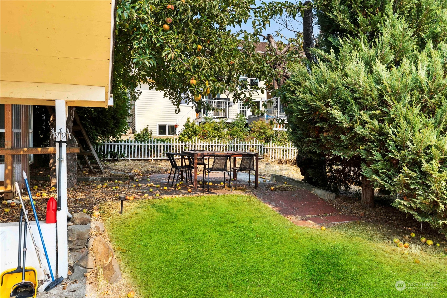 313 Earlington Avenue Southwest Renton, WA 98057 - Photo 32 of 35 a view of a garden with patio