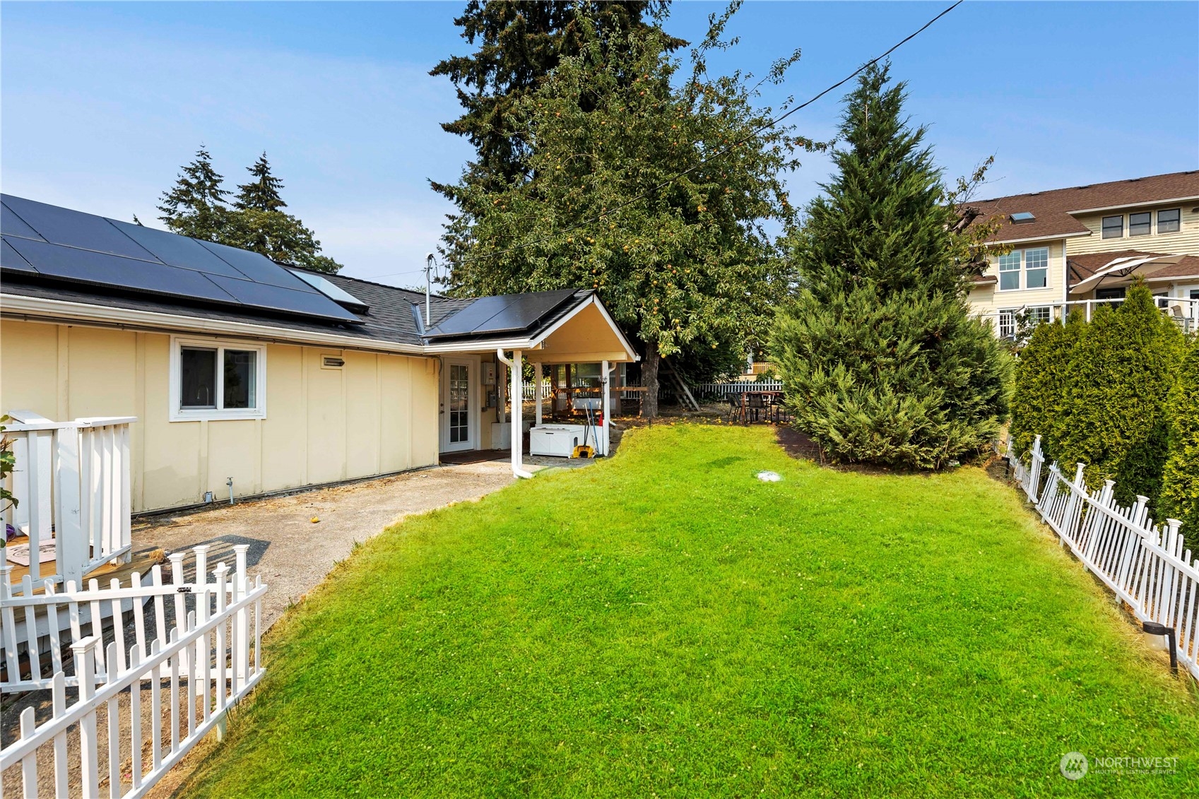 313 Earlington Avenue Southwest Renton, WA 98057 - Photo 35 of 35 a front view of a house with garden