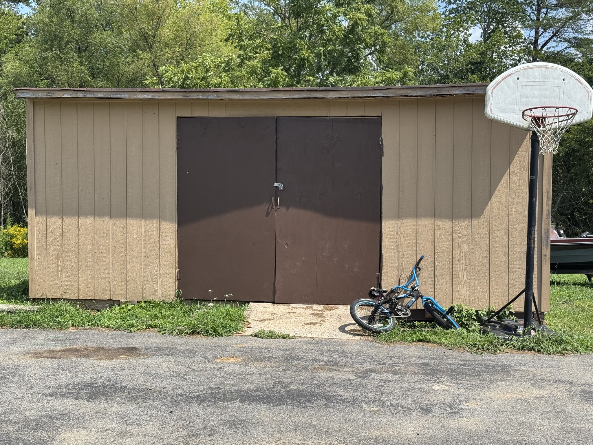 12466 Highway 108 Altamont, TN 37301 - Photo 33 of 40 a front view of a house with garden