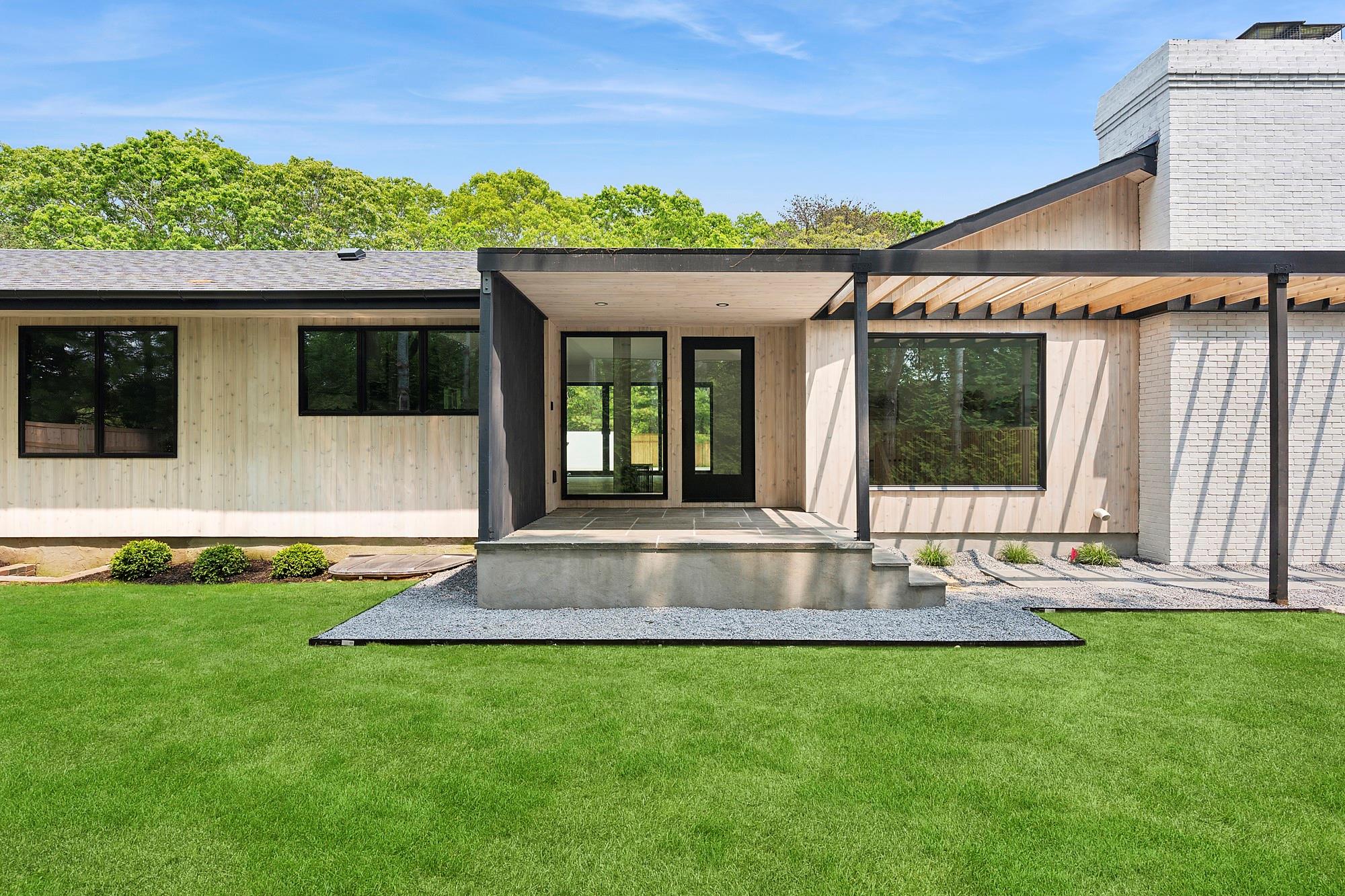 Entrance to property featuring a yard