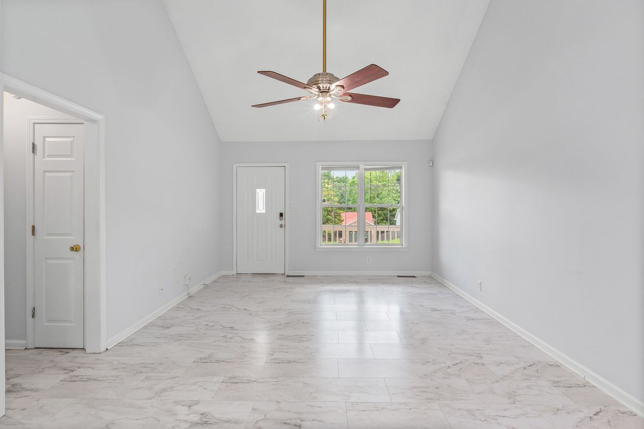 1721 Hazelwood Road Clarksville, TN 37042 - Photo 4 of 25