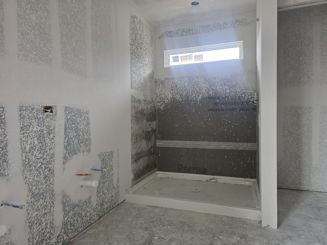 1500 Lk Rdg Drive Brenham, TX 77833 - Photo 6 of 13 a bathroom with a bathtub