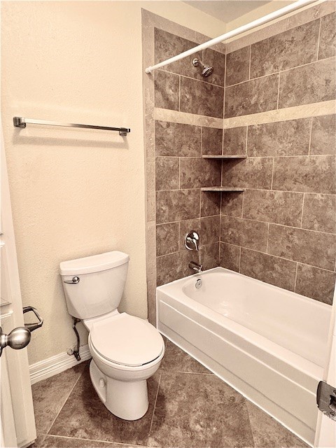 14020 Schroeder Road, Unit 151 Houston, TX 77070 - Photo 14 of 26 a bathroom with a toilet and a bathtub