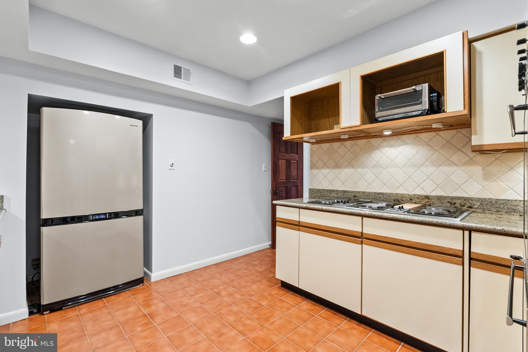 536 Springvale Road Great Falls, VA 22066 - Photo 114 of 139 a kitchen with a refrigerator stove and microwave