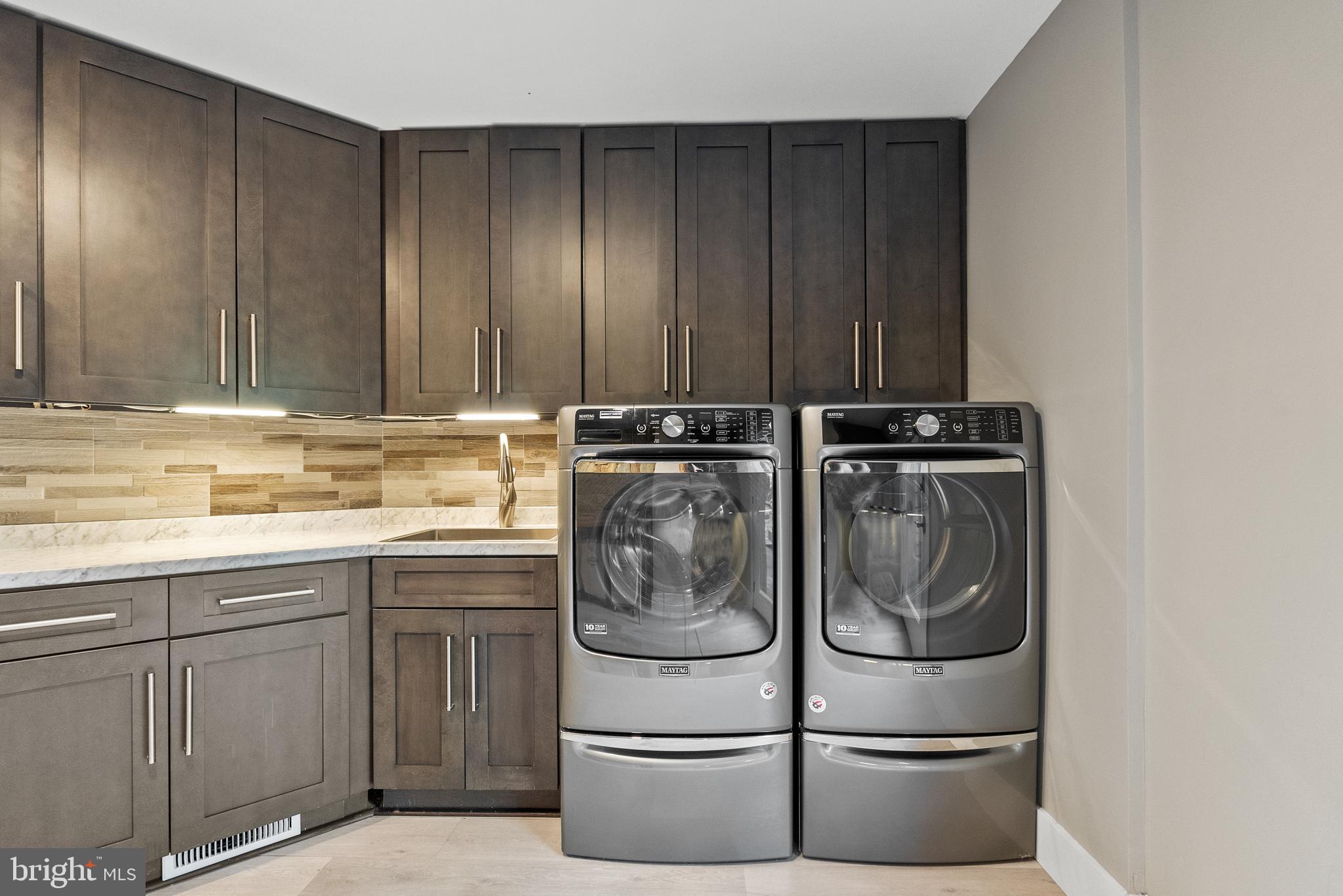 536 Springvale Road Great Falls, VA 22066 - Photo 78 of 139 a kitchen with appliances a sink and cabinets