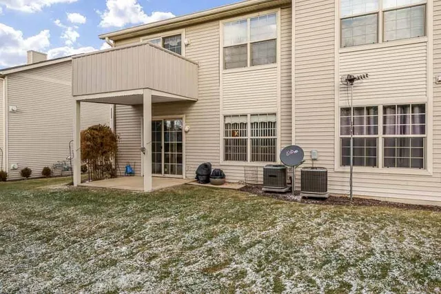 $200,000 | 5683 Oak Village Drive, Roscoe, IL 61073