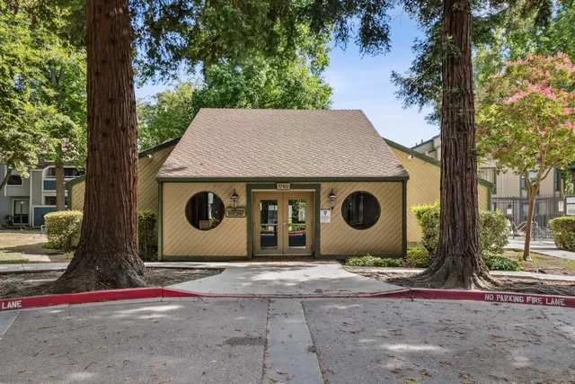 a room with lots of table and chairs