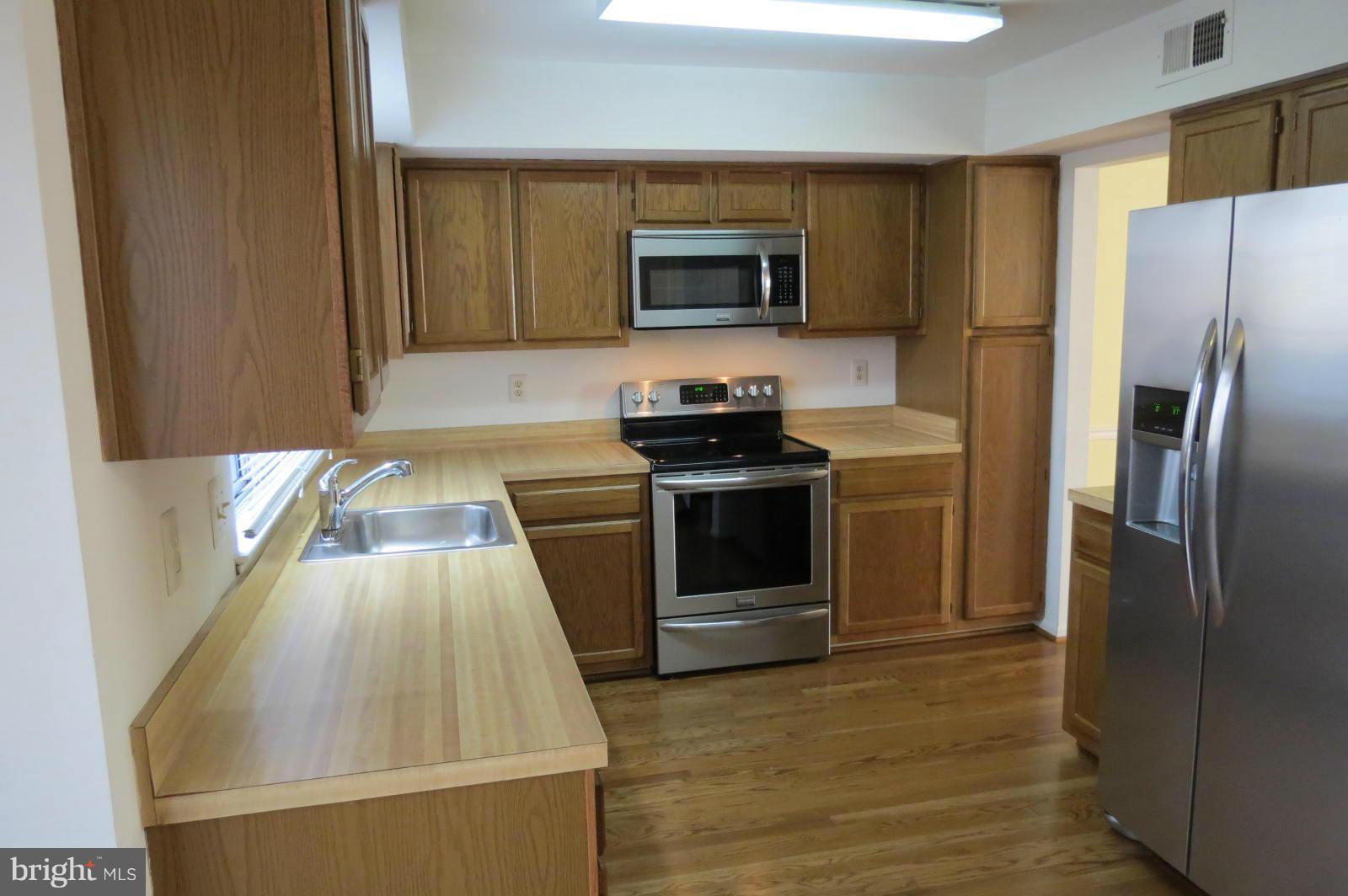 2208 Wimbledon Circle Silver Spring, MD 20906 - Photo 5 of 28 Kitchen