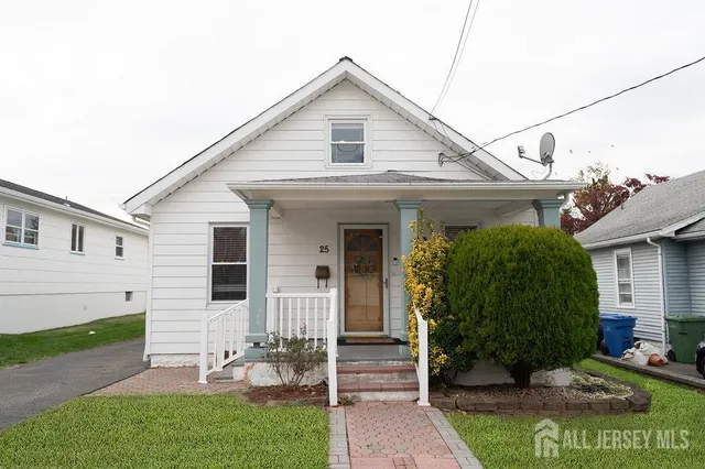 a view of a house with backyard