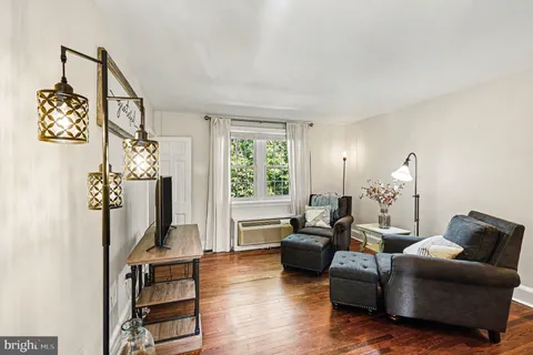 $245,000 | 3405 Commonwealth Avenue, Unit B, Alexandria, VA 22305