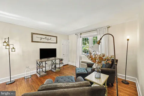 $245,000 | 3405 Commonwealth Avenue, Unit B, Alexandria, VA 22305